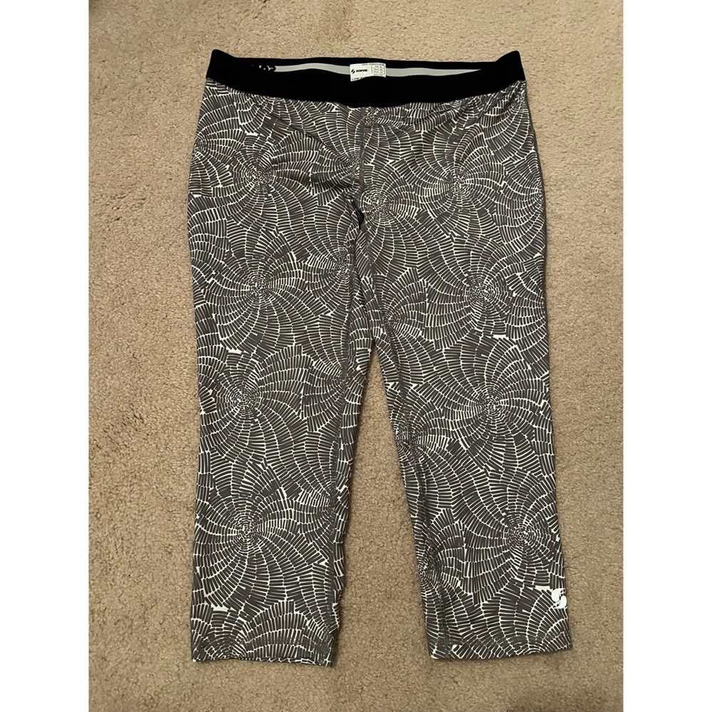❤️ SOFFE Knee Length Black and White Spiderweb Leggings